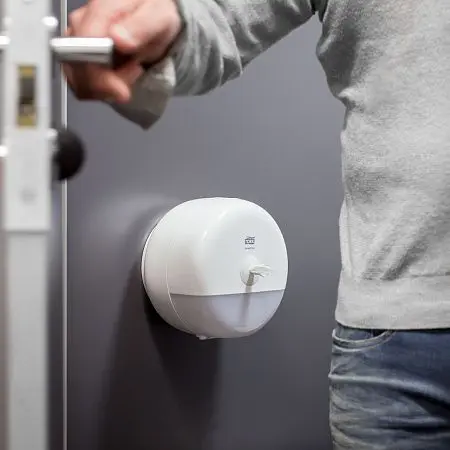 Фото №9 - Tork: Диспенсер T9 SmartOne® для туалетной бумаги в мини рулонах белый