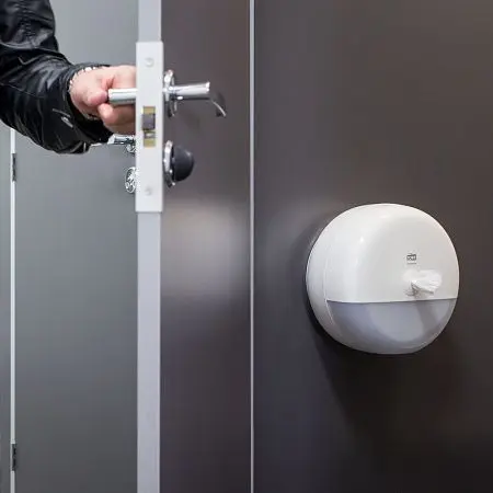 Фото №8 - Tork: Диспенсер T9 SmartOne® для туалетной бумаги в мини рулонах белый